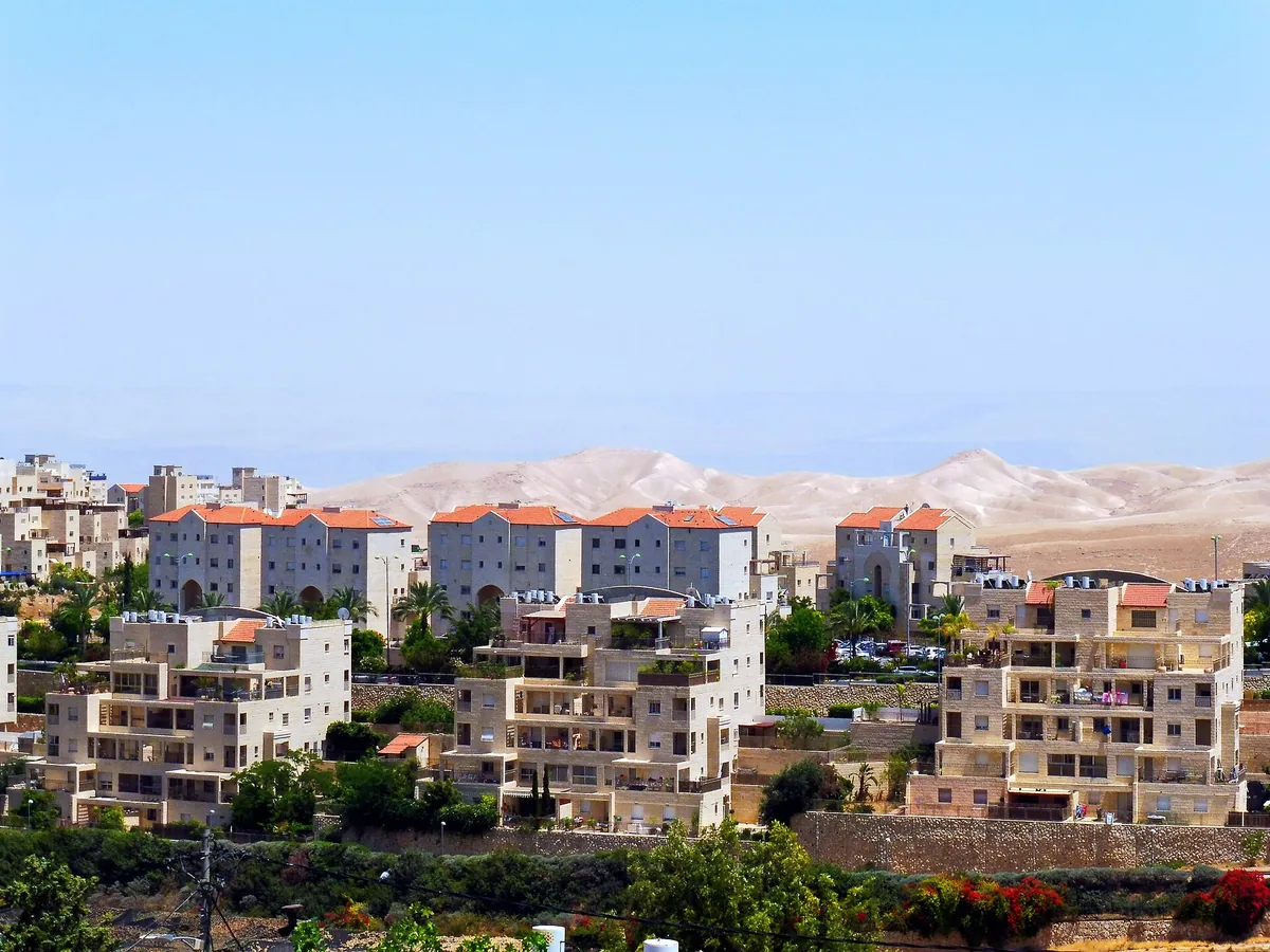 The Nofei HaSela neighbourhood seen from HaMitzadim, with the desert beyond
